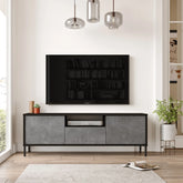 Meuble TV Focus gris béton et noir dans un salon moderne avec téléviseur mural